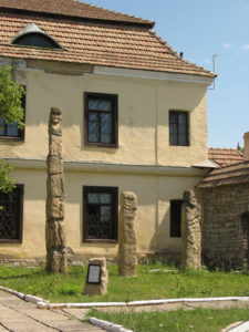 Идолы Поднестровья во дворе музея