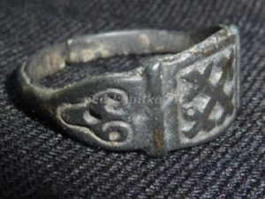 Мужской щитковый перстень с крестом, аналогичным хорватским тату, белорусским знакам на камнях и раппортам восточнославянских вышивок и ткачества